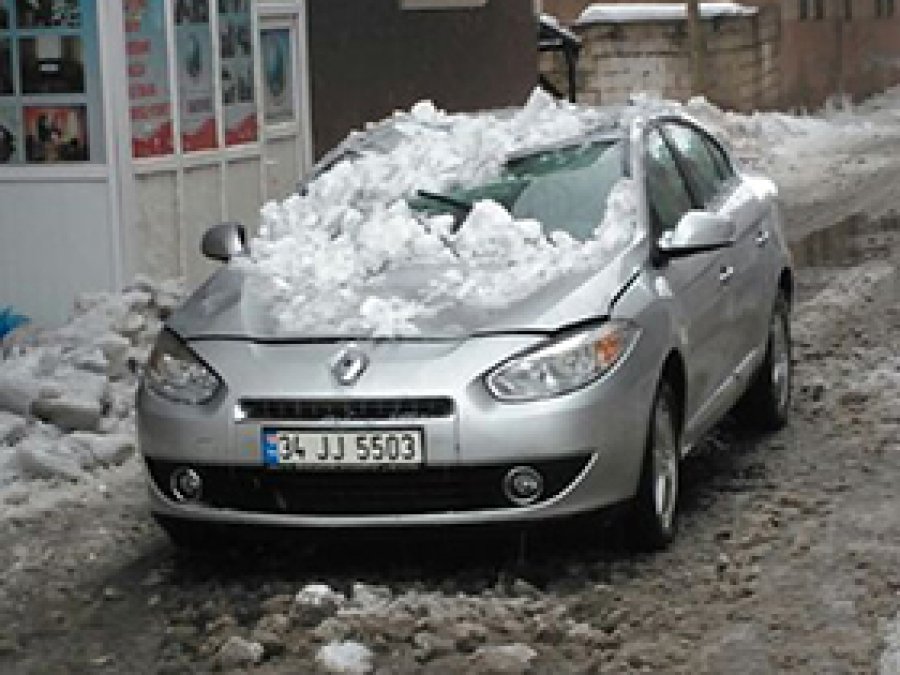 Çatıda biriken kar aracı bu hale getirdi