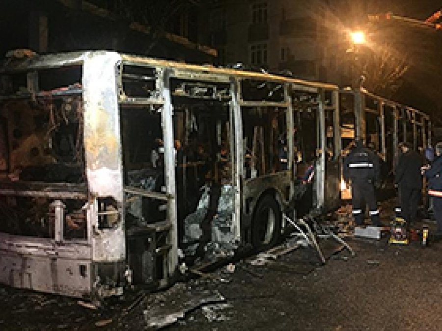 Gazi Mahallesi'nde belediye otobüsü yakıldı