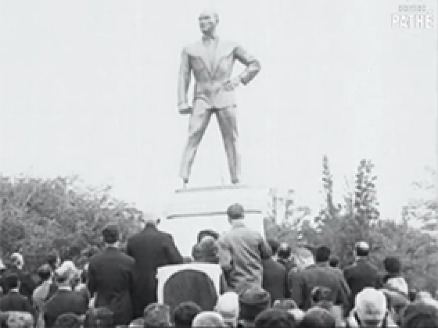 Atatürk yaşarken heykelini diktirmiş