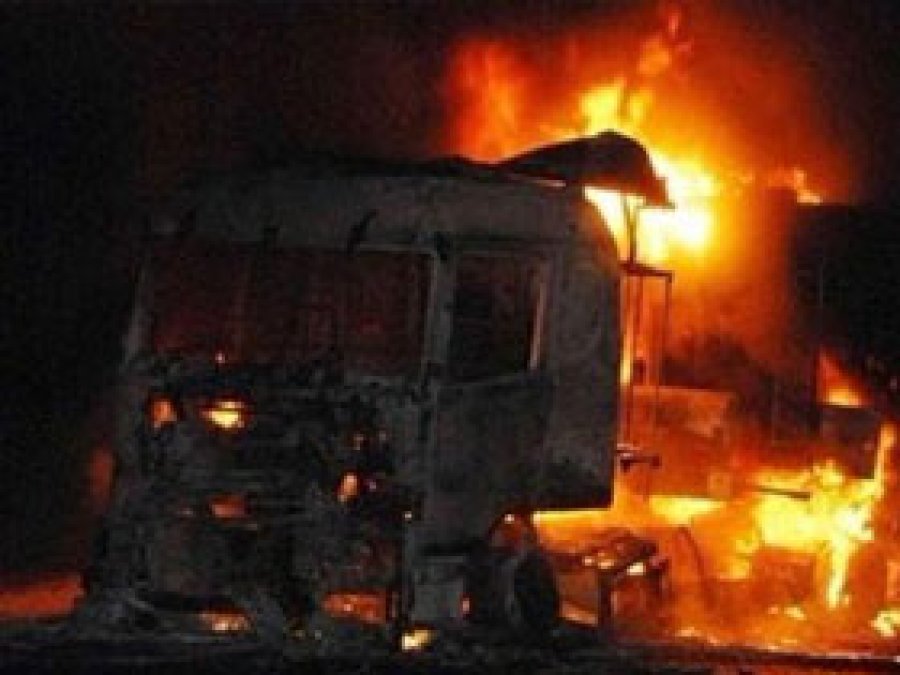 Cizre'de 30 TIR yandı