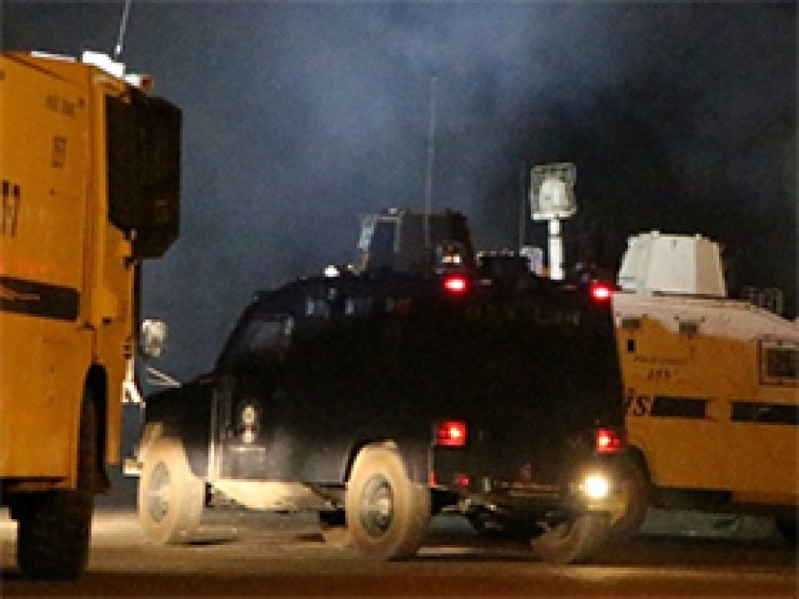 Polis aracına bombalı saldırı