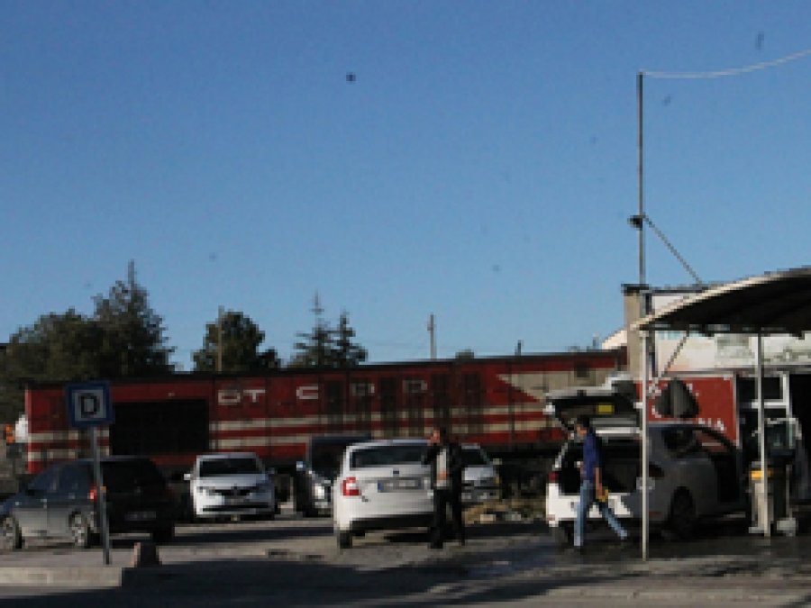 Van’da yük trenine bombalı saldırı