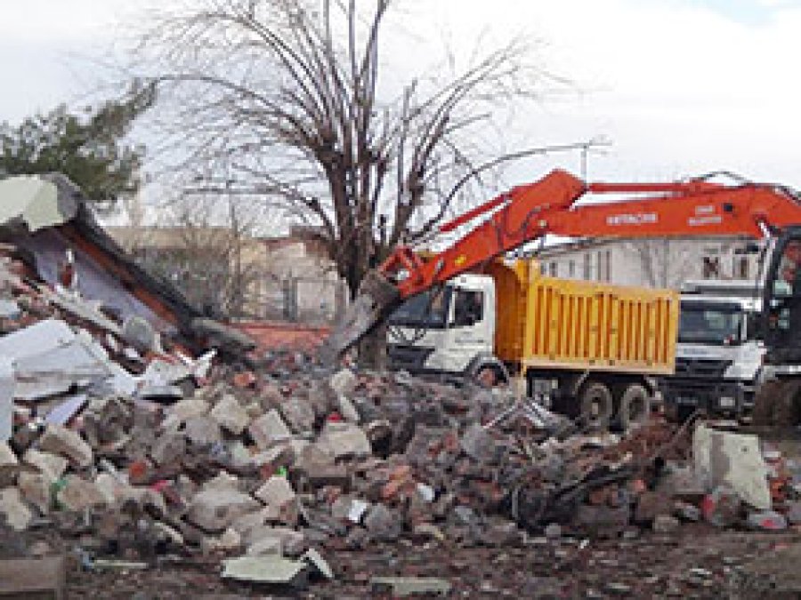 Bombalı saldırının enkazı kaldırılıyor