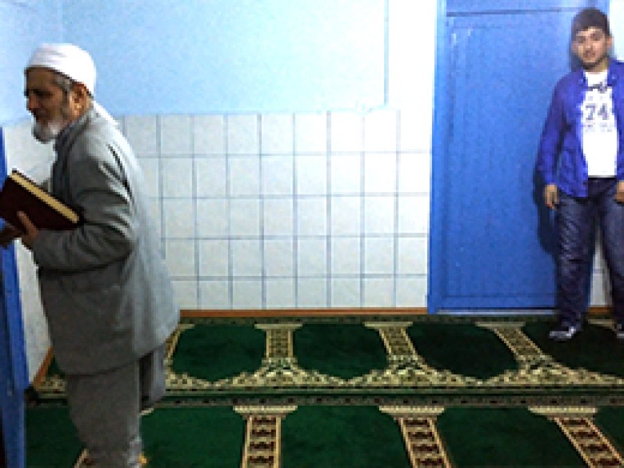 Camiye düşen biber gazı cemaati zorda bıraktı