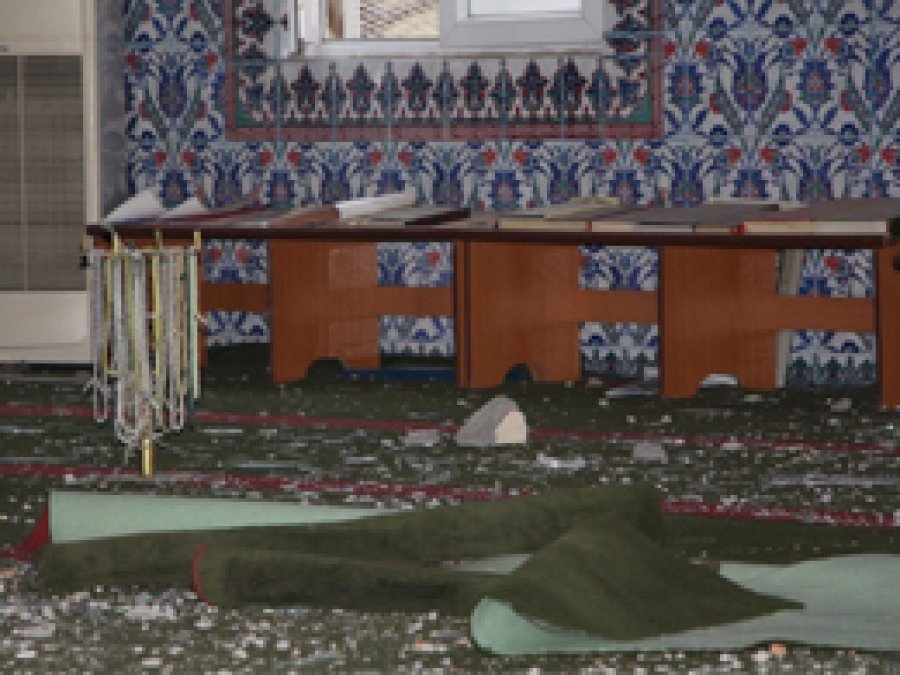 Cami ve okullardaki tahribatın izleri duruyor