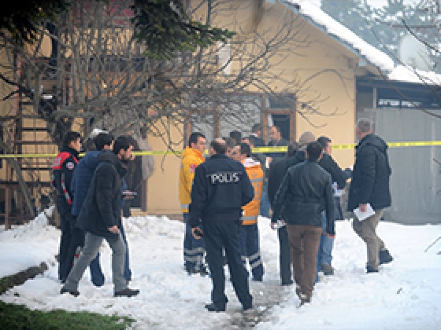Düzce'de 3 kişi ölü bulundu 