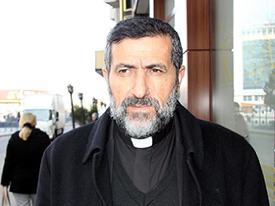23 yıldır görev yaptığı kiliseyi bıraktı