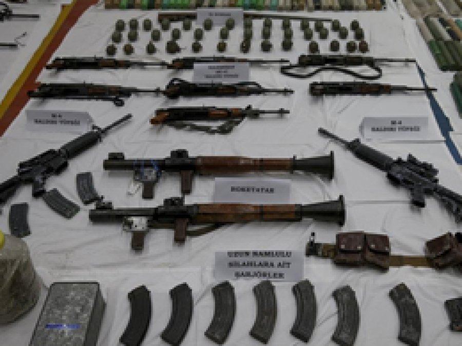 Sur'da PKK'nın cephaneliği ele geçirildi