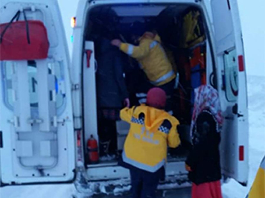 Solhan'da öğrenci servisi devrildi: 8 yaralı