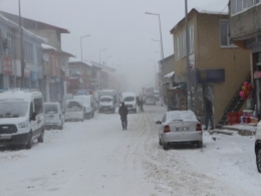 Karlıova'da birçok köy yolu ulaşıma kapandı