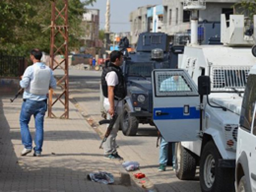 Sur'da yaralanan polis hayatını kaybetti