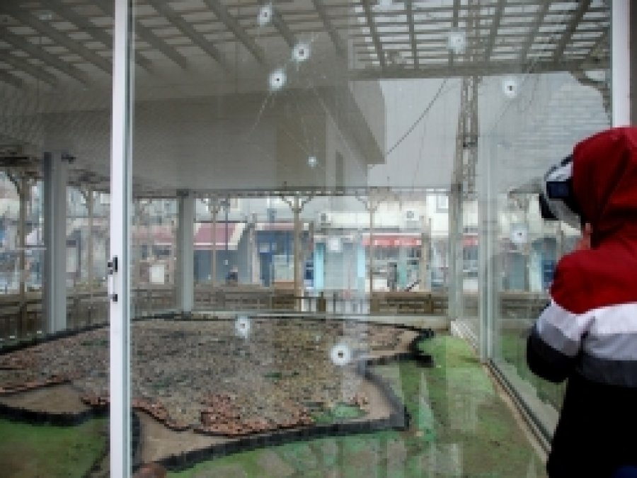 Diyarbakır Surlarının maketi de kurşunların hedefi oldu