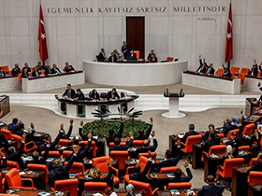 Sınır ötesi tezkeresi 13 ay uzatıldı