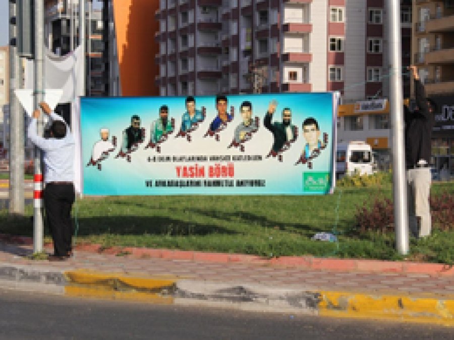 Şehit Yasin ve arkadaşlarının afişleri asıldı