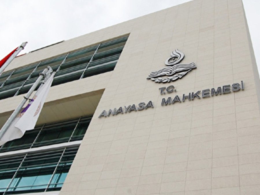 AYM'den 8 yıl 4 ay süren yargılamaya tazminat