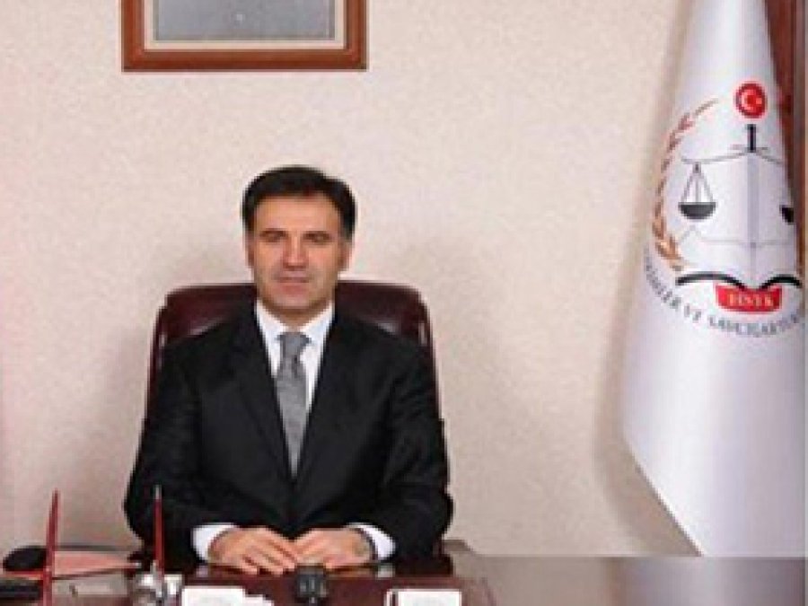 Eski HSYK sekreteri sahte kimlikle yakalandı