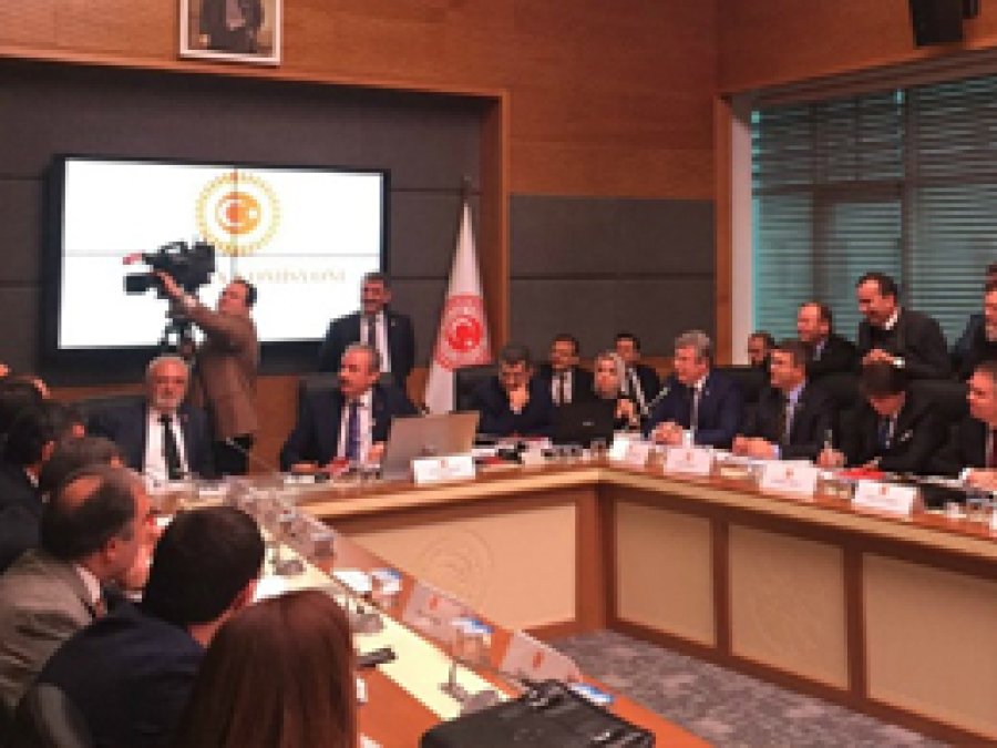 Milletvekili seçilme yaşı 18'e düşüyor