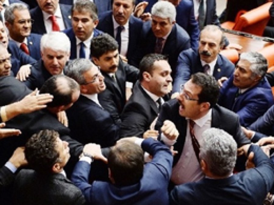 Erdoğan'a hakaret Meclis'i karıştırdı