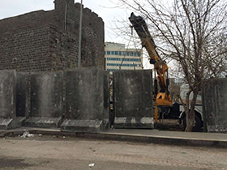 Sur'un etrafına beton blok