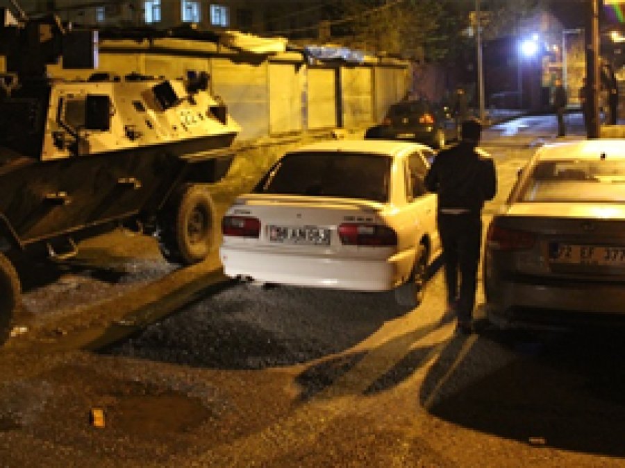 Polise atılan bomba, sivil araca isabet etti
