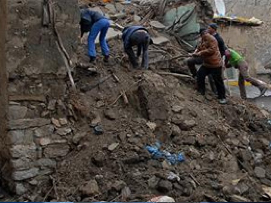 Hakkari'de ev çöktü: 4 ölü