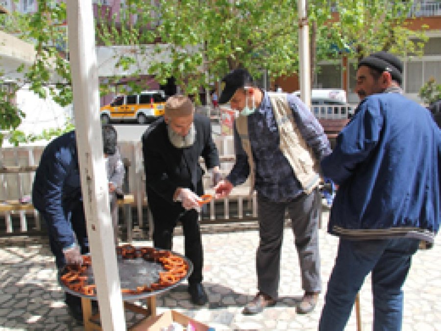 Diyarbakır'da Kutlu Doğum tatlısı ikramı
