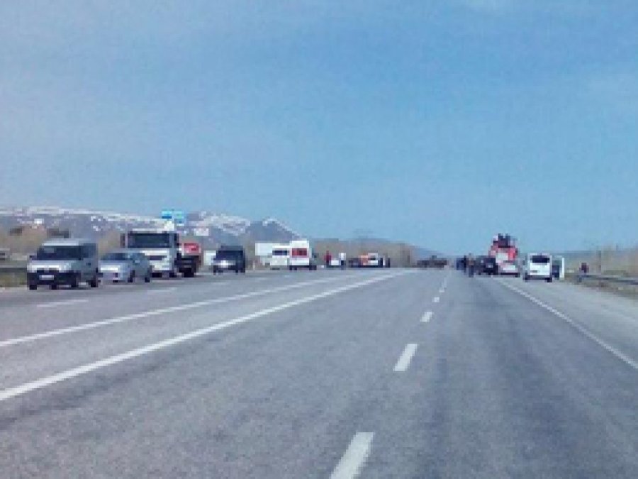 Van'da patlayıcı yüklü kamyon ele geçirildi