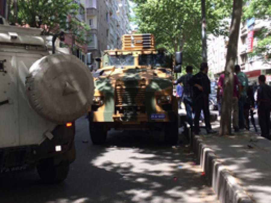 Zırhlı askeri araç yaşlı kadını ezdi