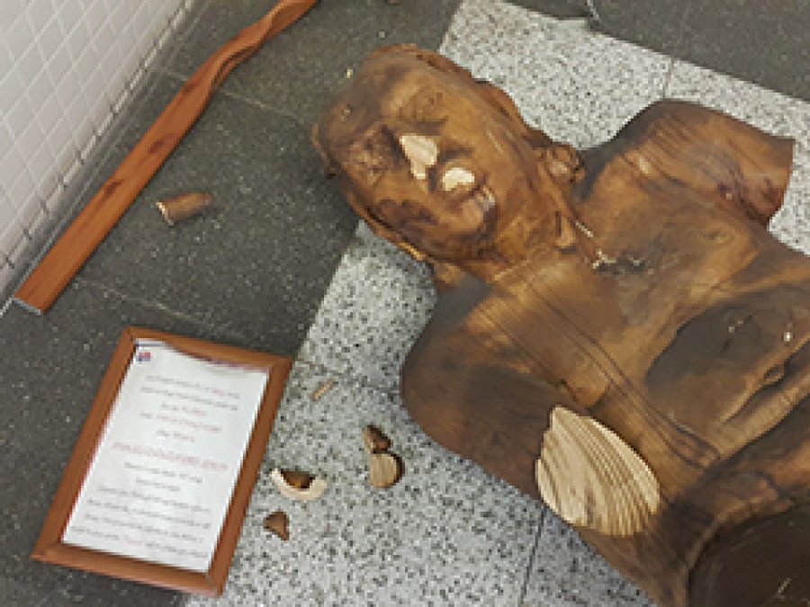 İzmir Metrosu'ndaki heykel kırıldı