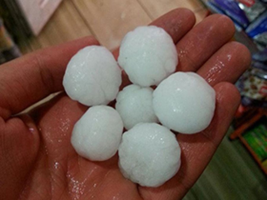 Elazığ'da ceviz büyüklüğünde dolu yağdı
