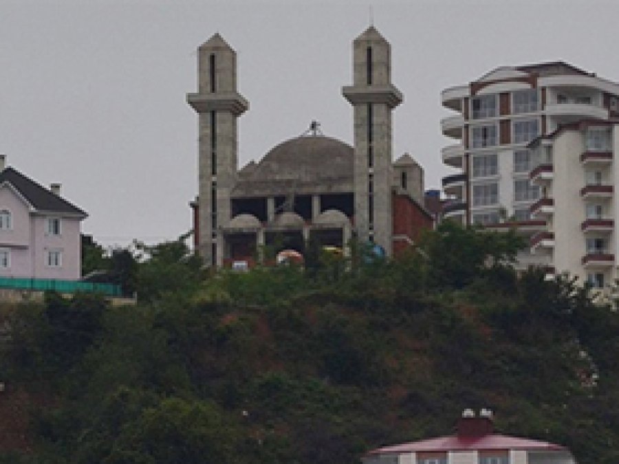 Kiliseye benzetilen cami 10 yıldır bitirilemiyor