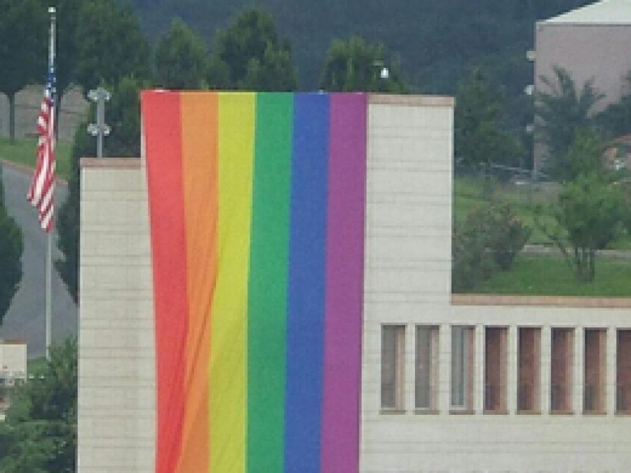 ABD Ankara'ya LGBT bayrağı astı