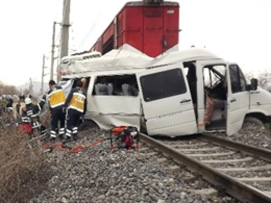 Elazığ'da Tren minibüse çarptı: 7 ölü