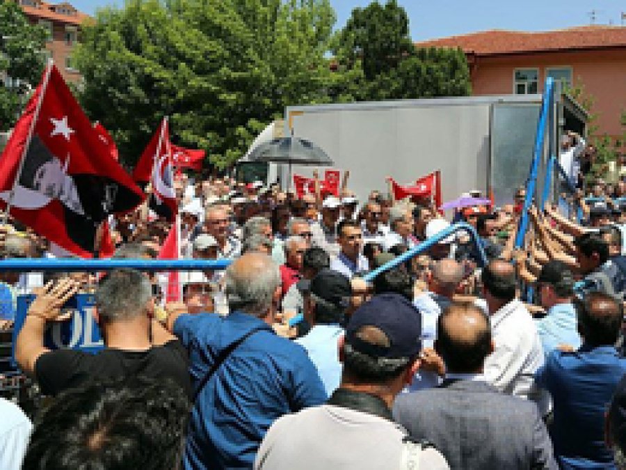 CHP'li protestocu gruba müdahale
