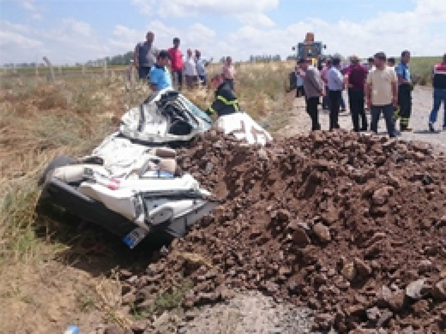Kağıt gibi ezilen araçtan 5 kişi sağ çıktı 
