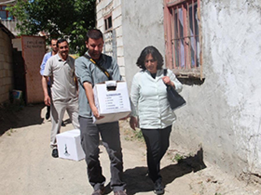 Van'da mağdur aileye yardım eli uzatıldı