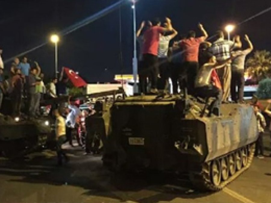 Askeri darbe girişimi önlendi: 1563 gözaltı