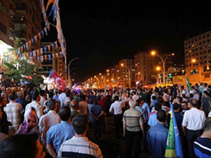 Türkiye'de halk darbeye karşı nöbette