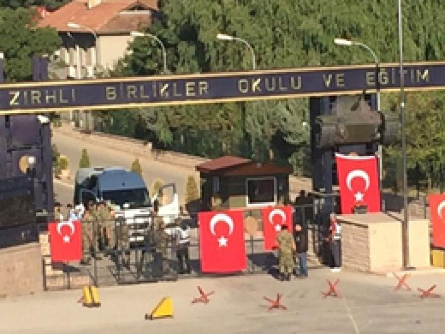 Etimesgut'taki Zırhlı Birlikler'in kapıları tutuldu