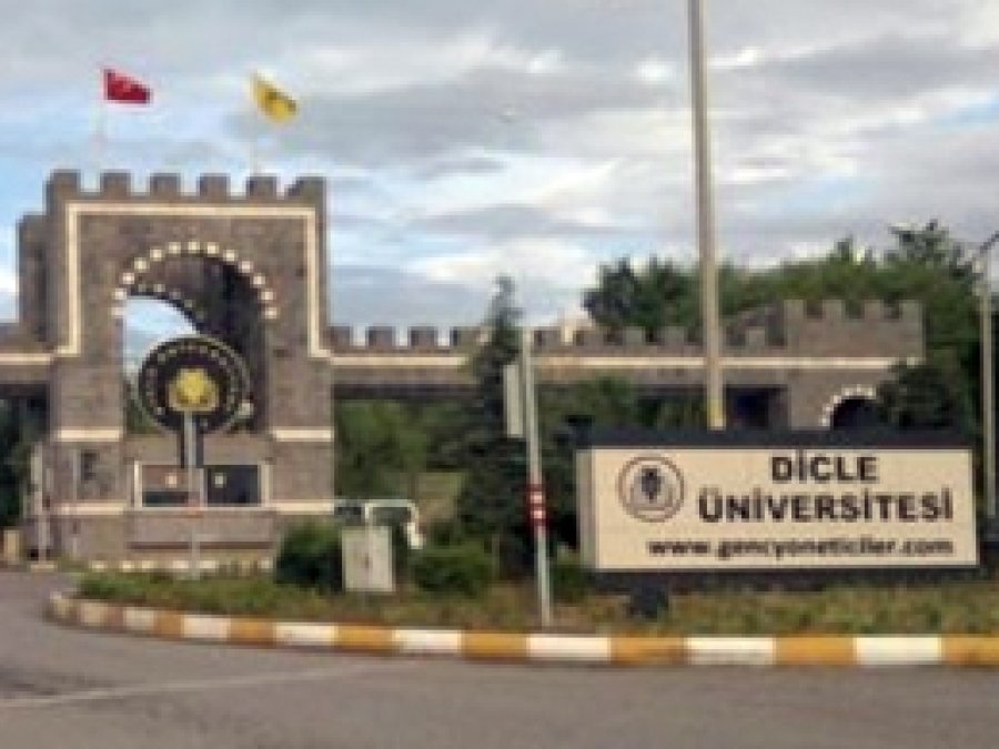 Polis Dicle Üniversitesi Rektörlüğünü bastı