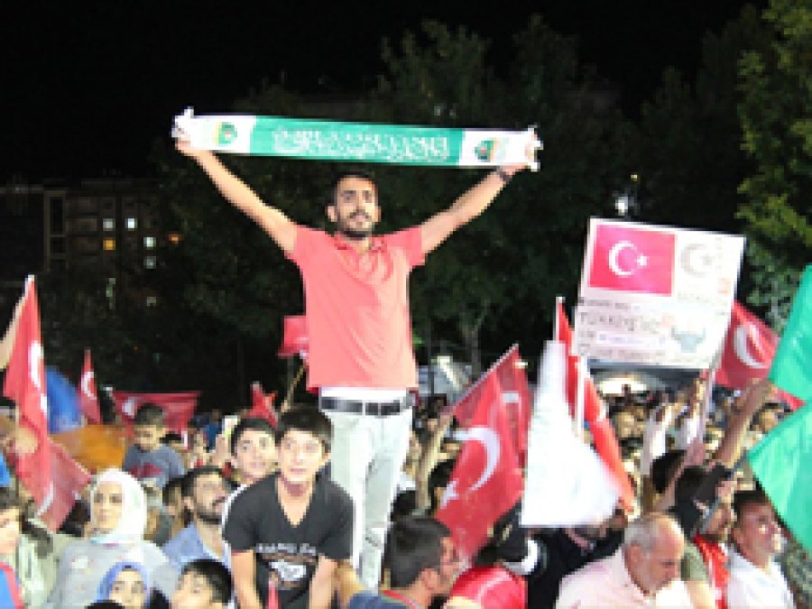 Diyarbakır’da darbe karşıtı gösterilere devam