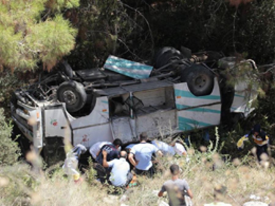 Minibüs uçuruma devrildi: 17 yaralı