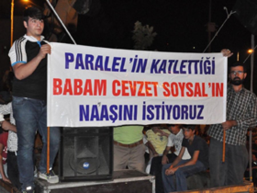 Darbe nöbetinde Cevzet Soysal pankartı
