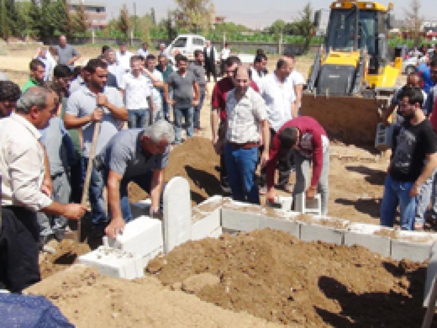 PKK'nin katlettiği siviller ağıtlarla defnedildi