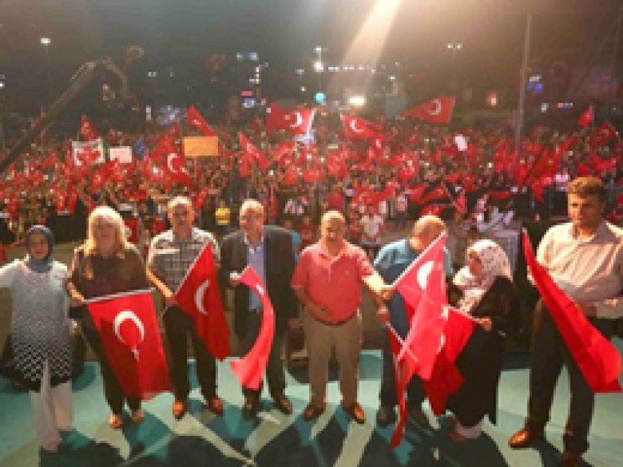 Alman siyasetçiden darbe nöbetine destek