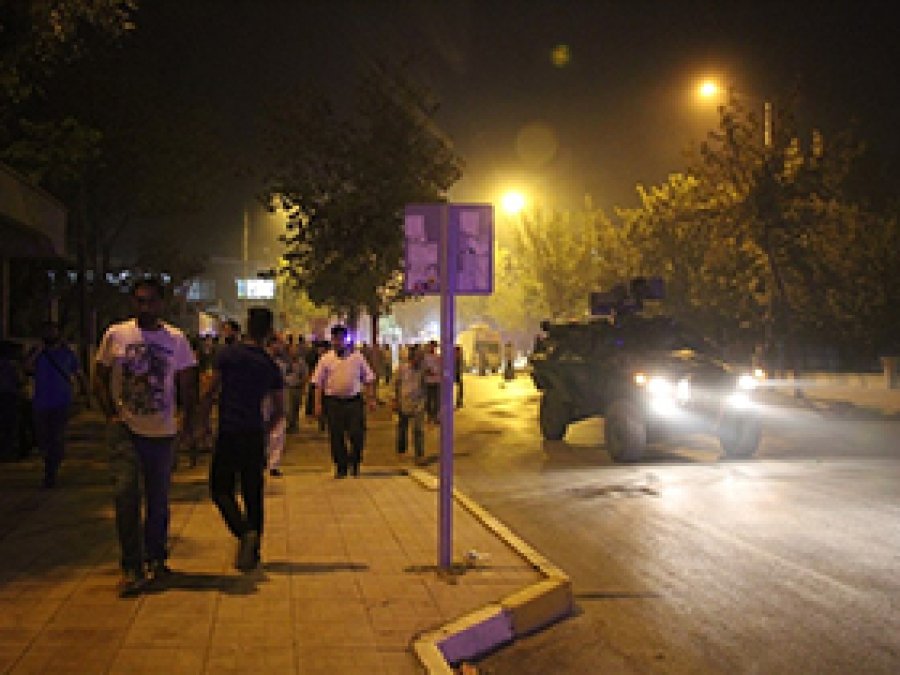 Van'da polis karakoluna saldırı: 3 ölü, 40 yaralı