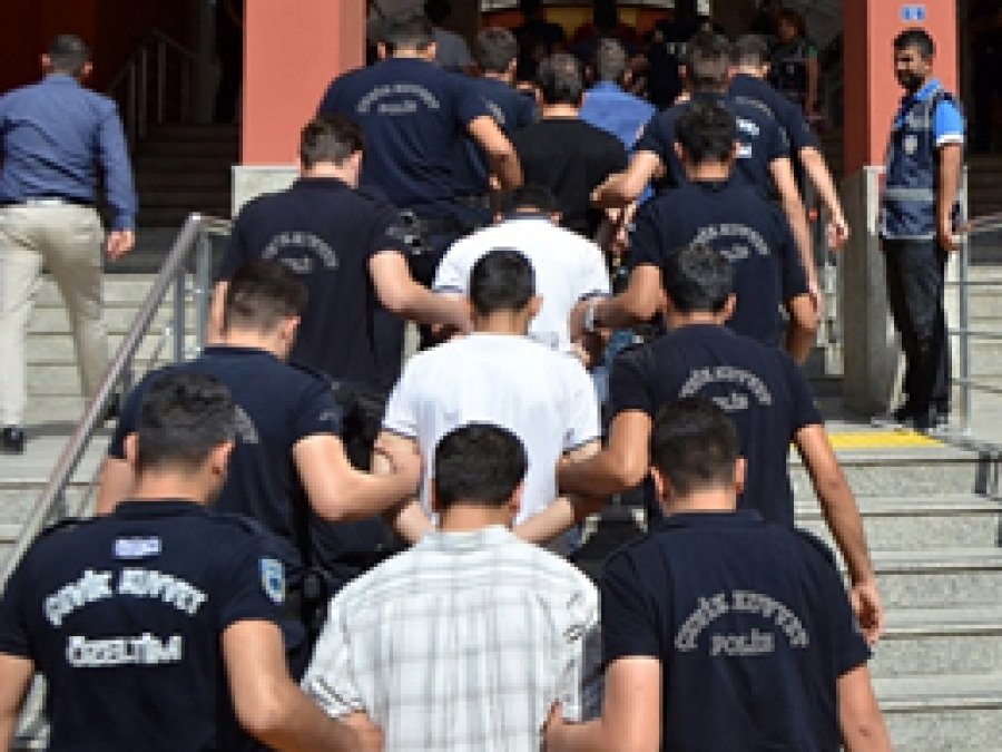 FETÖ'den tutuklu sayısı 8 bin 42, itirafçı 704