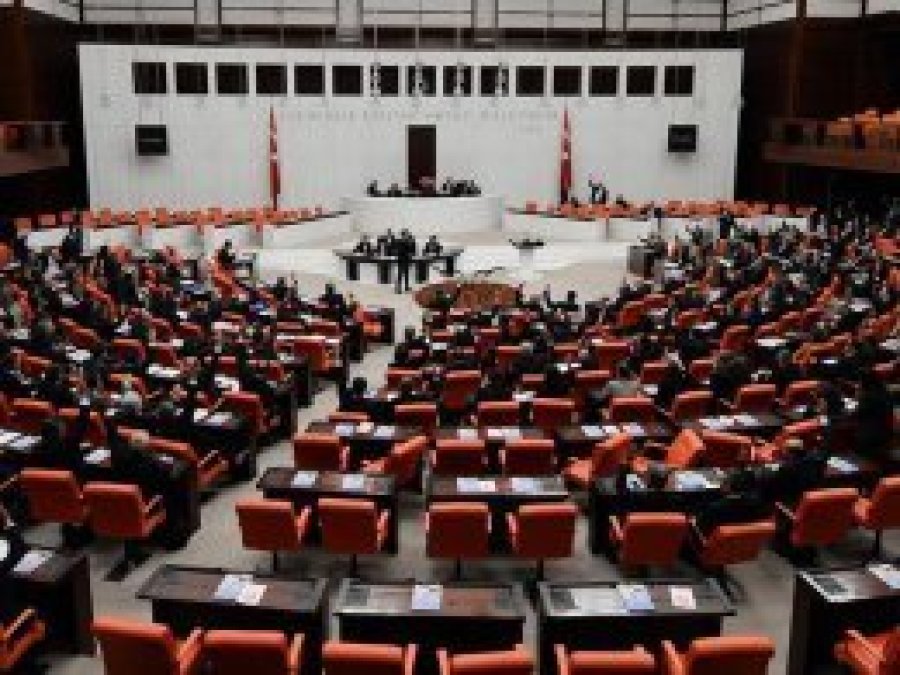 Anayasa değişikliği için 13. madde kabul edildi