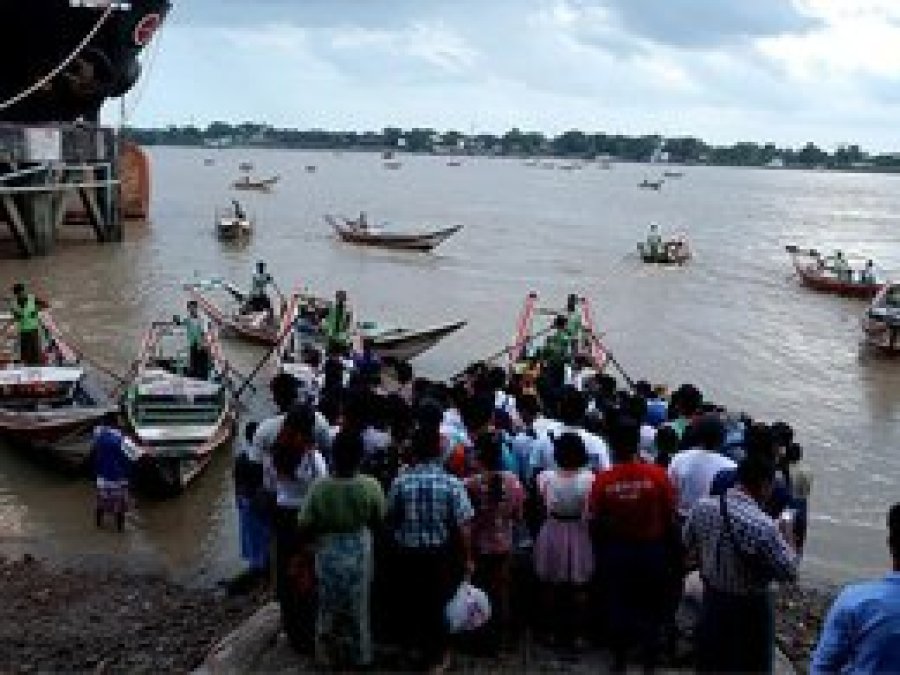 Myanmar'da halk çatışmalardan kaçıyor