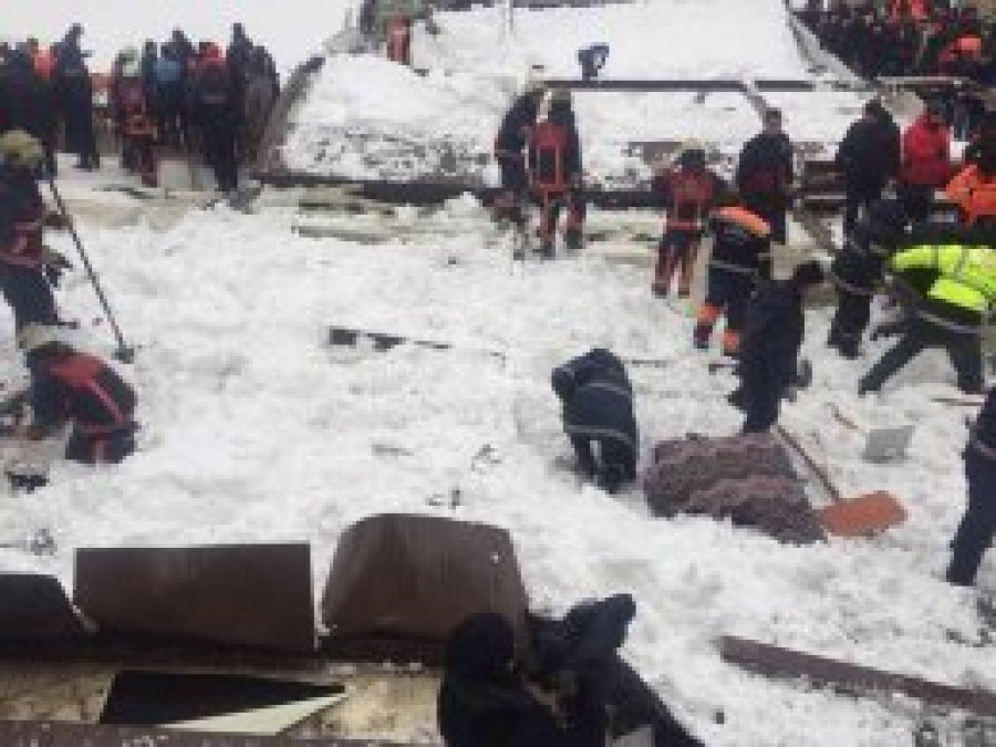 İstanbul'da namaz kılanların üzerine tente çöktü